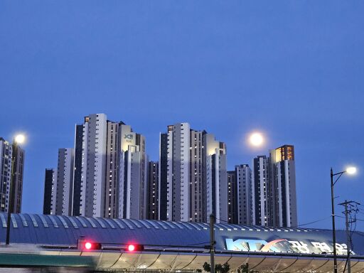 광명역 아파트 위에 뜬 보름달