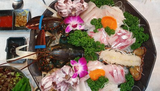 이쁘게 차려진 멸치회 차림