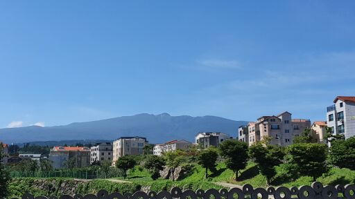 제주도 한라산을 배경으로 한 아라동 전경