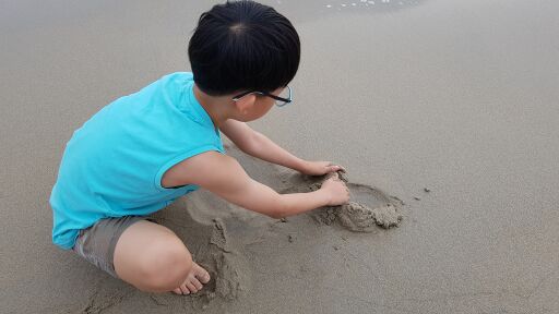 모래놀이하는 어린이