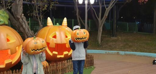 할러윈데이. 호박유령 얼굴을 들고 있는 어린이