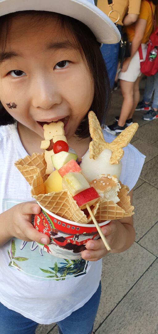 맛있게 과자를 먹는 어린이