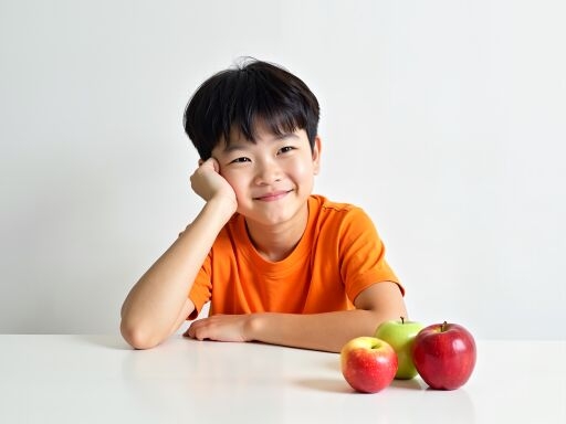사과와 함께 웃는 아이