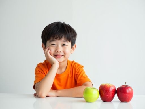 사과와 함께 웃는 아이