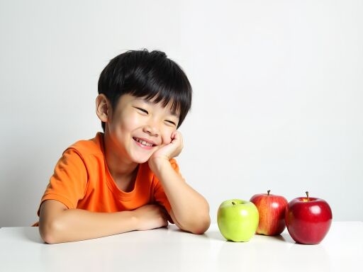 사과와 함께 웃는 아이