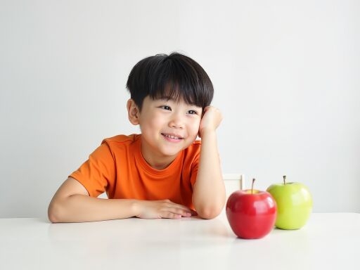사과와 함께 웃는 아이