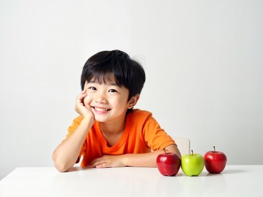 사과와 함께 웃는 아이