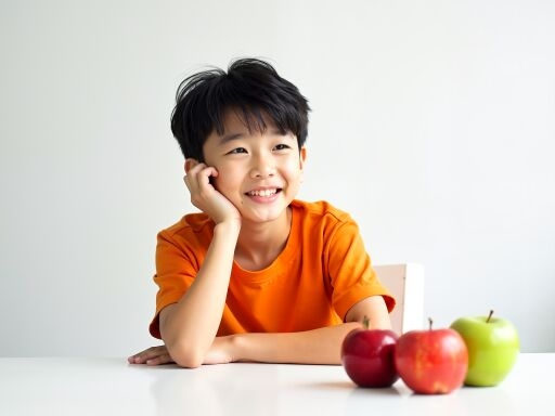 사과와 함께 웃는 아이