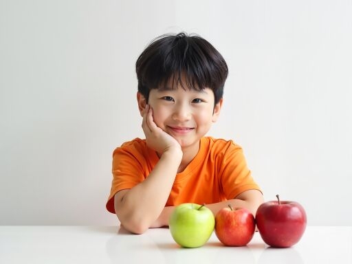 사과와 함께 웃는 아이