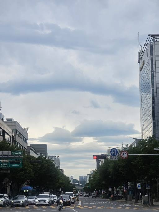 구름이 있는 도시 거리