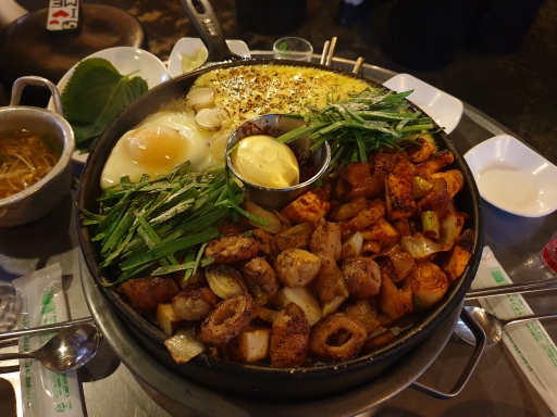 한국 전통요리. 돌솥 곱창구이