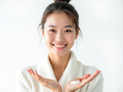 크림을 들고 있는 여성